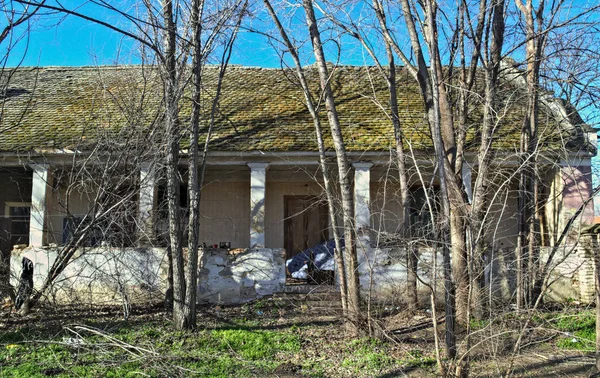 부패 의 상태에 있는 오래된 버려진 소박한 집 — 스톡 사진