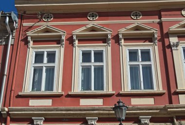 19. yüzyıldan kalma eski bir binanın pencereleri.