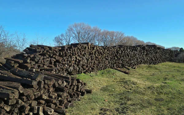 Campo com pilha gigante de laços cruzados ferroviários — Fotografia de Stock