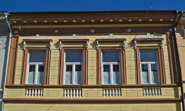 Okna na staré restaurované budovy z 19. století — Stock fotografie