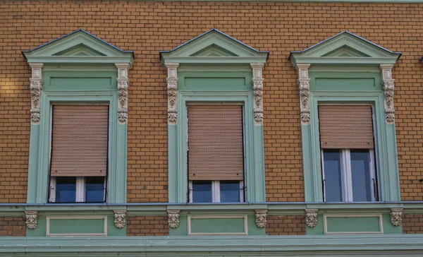19. yüzyıldan kalma eski bir binanın pencereleri. — Stok fotoğraf