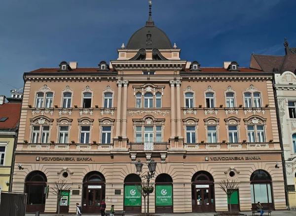 セルビア、ノヴィ・サドの中心部にある19世紀の建物を復元 — ストック写真