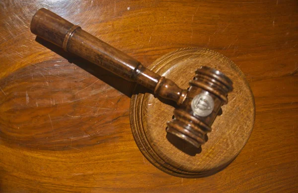 Martillo de la sala del juez en la mesa de madera, primer plano — Foto de Stock
