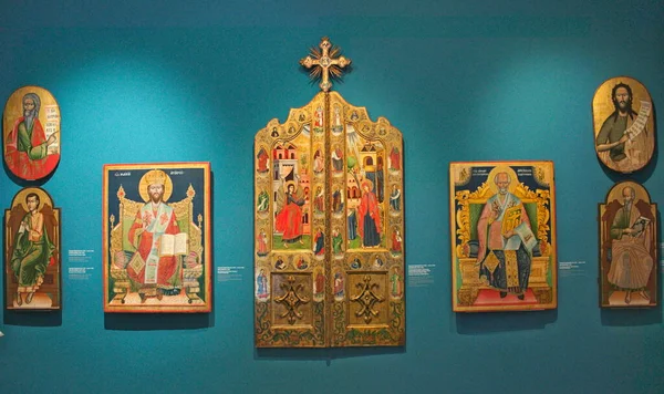 NOVI SAD, SERBIEN - 13. April: Christliche Ikonen aus Holz an blauer Wand im Museum — Stockfoto