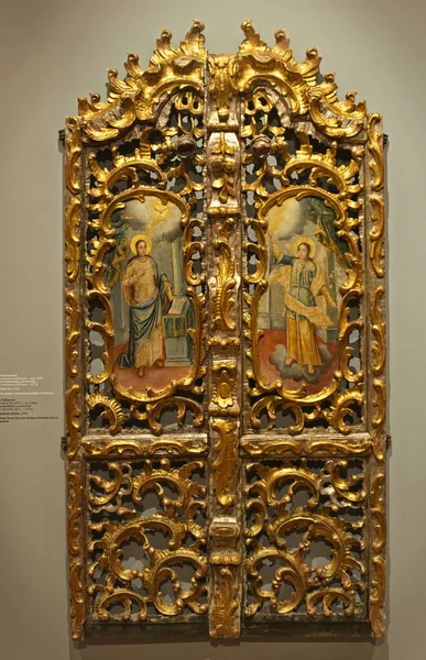 NOVI SAD, SERBIEN - 13. April: Christliche Ikonen aus Holz an weißer Wand im Museum — Stockfoto