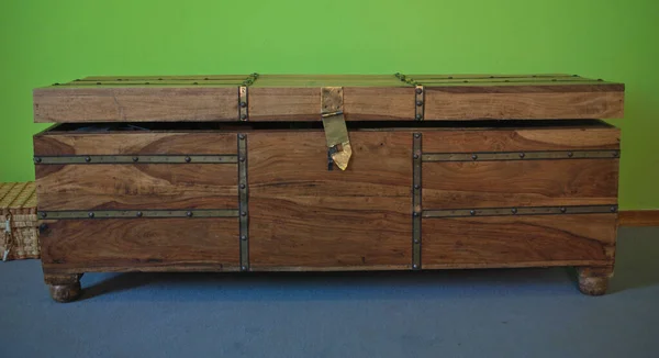 Bruine vintage houten kist met groene en blauwe achtergrond — Stockfoto