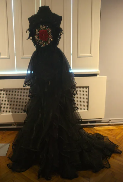 Elegantes schwarzes Vintage-Frauenkleid im Museum — Stockfoto