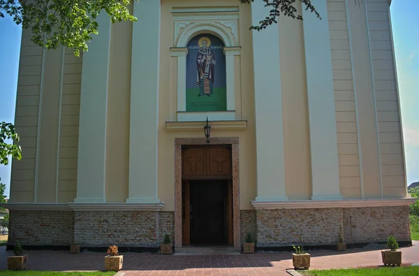 Framsida med ingång i kyrkan i Kac, Serbien — Stockfoto