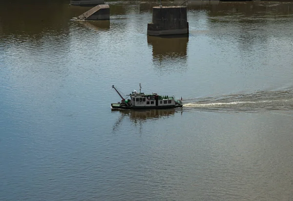 NOVI SAD, SERBIEN - 18. Mai: Kleines Boot schwimmt auf der Donau — Stockfoto