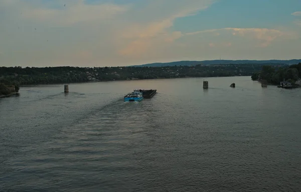 塞尔维亚诺维萨德- 6月6日：日落时多瑙河上的货船 — 图库照片