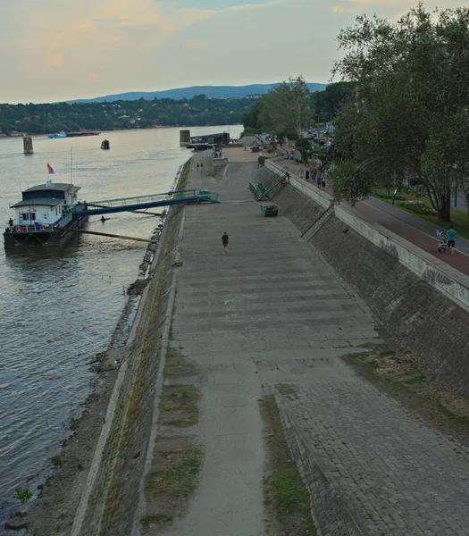 Brädpromenad och kaj i Novi Sad, Serbien — Stockfoto