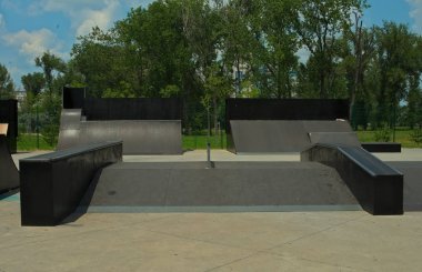 Sırbistan 'ın Novi Sad kentindeki Liman Parkı' nda Boş Spor Kompleksi Kaykay Parkı