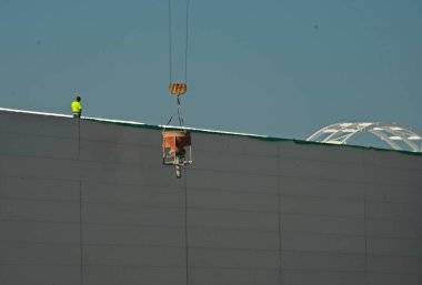 NOVI SAD, SERBIA - 14 Temmuz: Vinç ağırlık kaldırmayı denetleyen işçi
