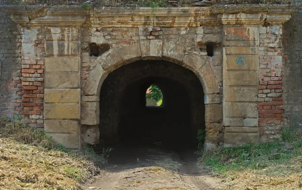 세르비아의 노비사드에 있는 페트로 바라 딘 요새의 문 — 스톡 사진