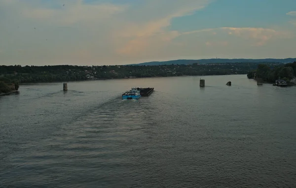 塞尔维亚诺维萨德- 6月6日：日落时多瑙河上的货船 — 图库照片