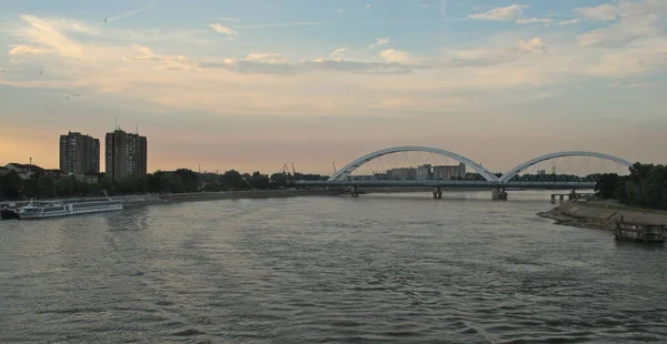 Coucher de soleil sur le Danube à Novi Sad, Serbie — Photo