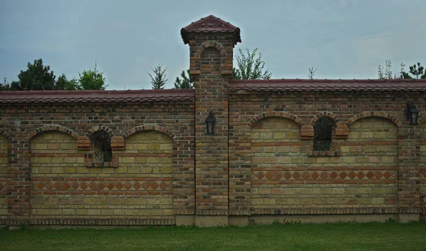 Parte de la cerca de pared de ladrillos con pilar en el centro —  Fotos de Stock