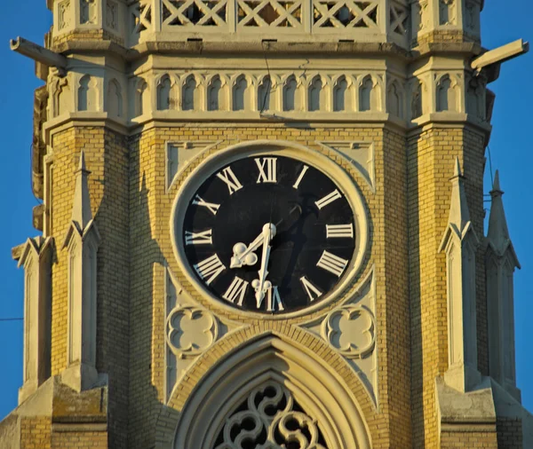 Relógio na torre na catedral católica principal em Novi Sad — Fotografia de Stock