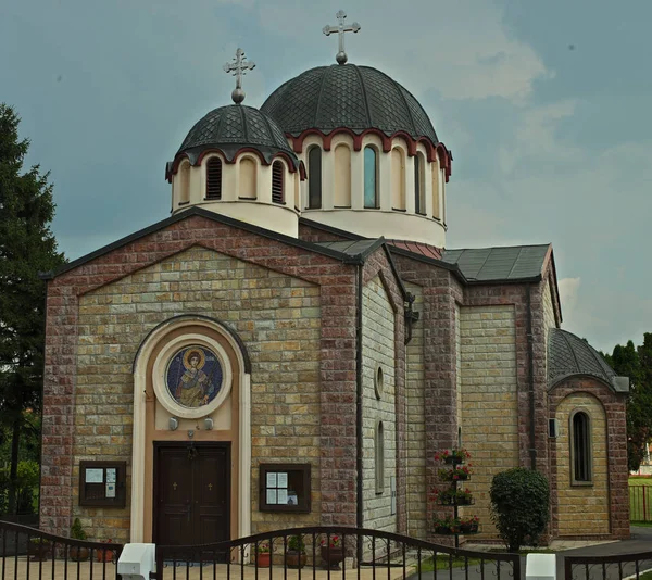 Framifrån på ortodoxa kyrkan i Temerin, Serbien — Stockfoto