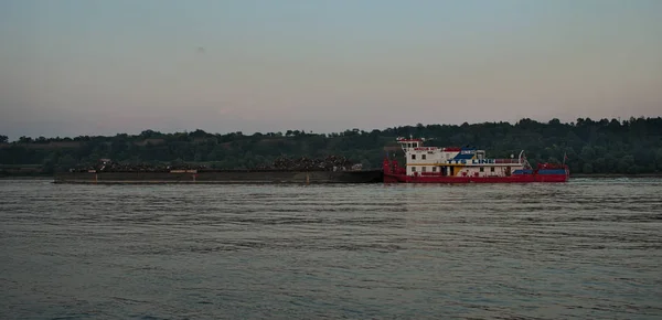 NOVI SAD, SERBIE - 12 août : Navire cargo qui coule lentement sur le Danube — Photo