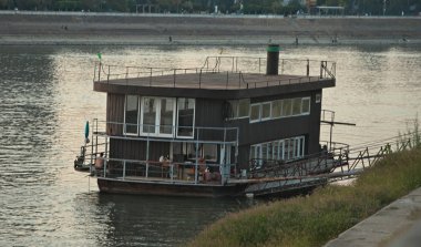 NOVI SAD, SERBIA - 19 Eylül 2018 - Novi Sad rıhtımında demirli bir restoran, Sırbistan