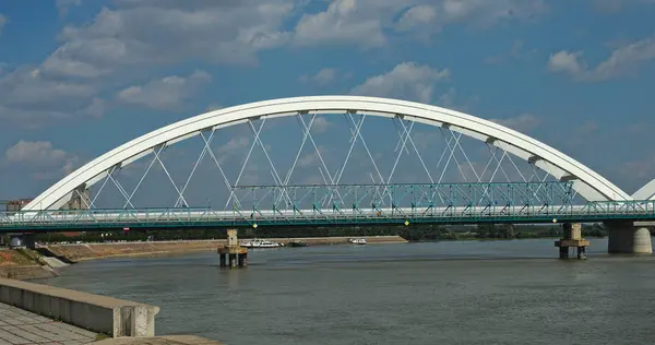 Nuevo puente sobre el Danubio en Novi Sad, Serbia —  Fotos de Stock