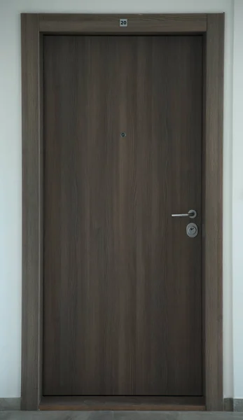 NOVI SAD, SERBIA - 9 сентября 2018 - Входная дверь в квартиру, внутри здания — стоковое фото