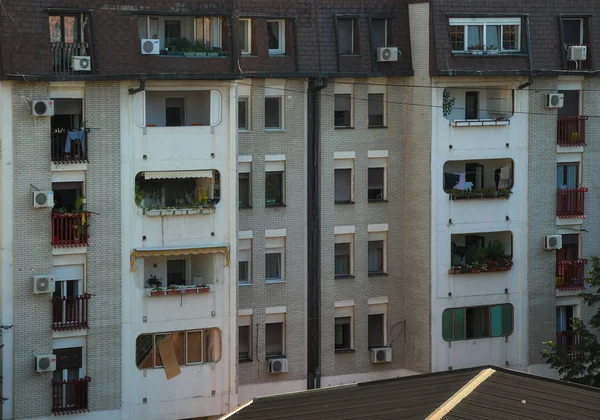 Vista desde el balcón en el distrito de edificio de apartamentos — Foto de Stock