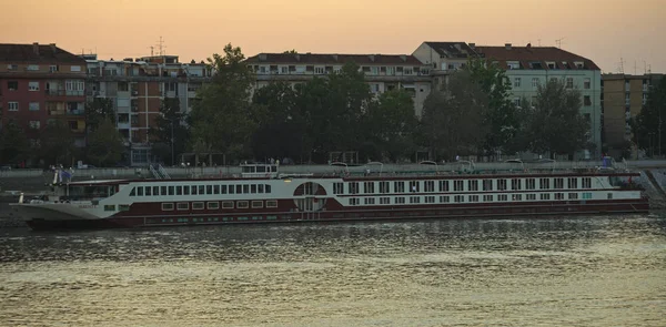 NOVI SAD, SERBIA - 21 september 2018 - River cruiser båt förankrad vid Donau piren — Stockfoto