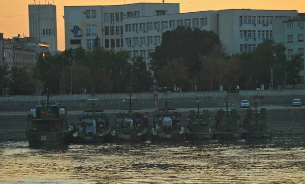 Novi Sad, Srbsko - 21. září 2018 - Říční vojenské hlídkové čluny kotvící na nábřeží Dunaje — Stock fotografie