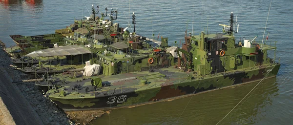 NOVI SAD, SÉRVIA - 21 de setembro de 2018 - Barcos-patrulha militares da marinha fluvial ancorados no cais do Danúbio — Fotografia de Stock