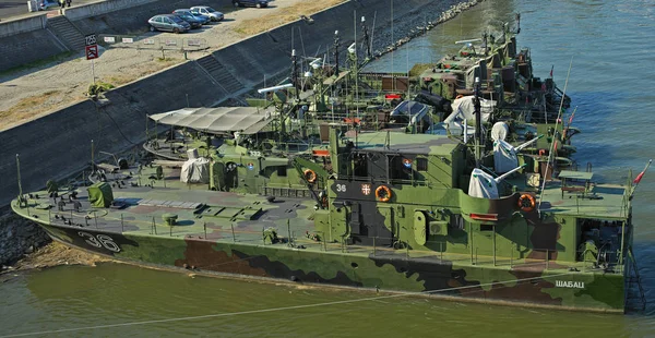 NOVI SAD, SÉRVIA - 21 de setembro de 2018 - Barcos-patrulha militares da marinha fluvial ancorados no cais do Danúbio — Fotografia de Stock