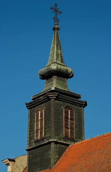 Черная колокольня в православной церкви в Сербии — стоковое фото