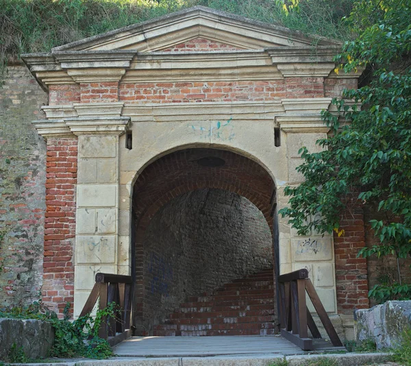 Puerta de la fortaleza de Petrovaradin en Novi Sad, Serbia — Foto de Stock