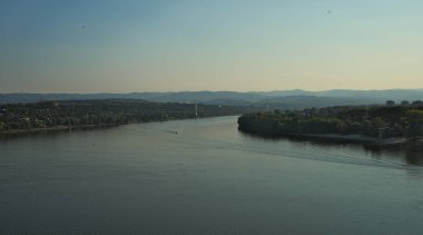 Sırbistan 'ın Novi Sad kentinde Tuna nehrinin panoramik manzarası