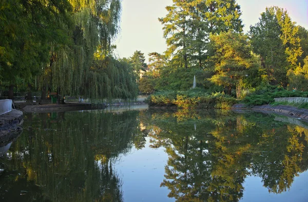 NOVI SAD, SÉRVIA - 21 de setembro de 2018 - Lago no parque com diferentes árvores ao redor — Fotografia de Stock
