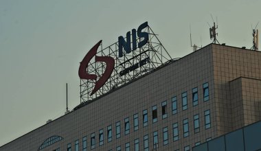 Novi Sad, Sırbistan - 9 Ekim 2018 - Sırbistan Petrol Sanayii binasının tepesinde dev bir tabela