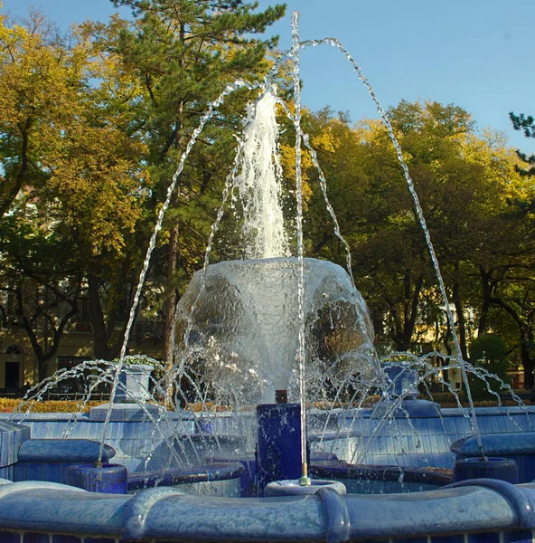 Fountain made of blue marble with water splashing around — Stock Photo, Image