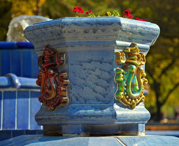 Blauer Marmorblumentopf mit Dekorationen und Blumen — Stockfoto
