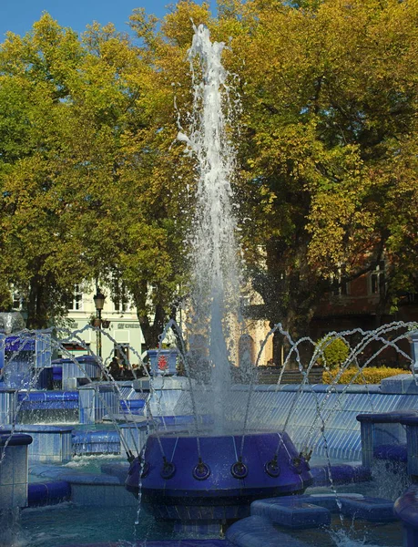 Brunnen aus blauem Marmor, Wasser plätschert herum — Stockfoto