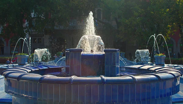 Brunnen aus blauem Marmor, Wasser plätschert herum — Stockfoto