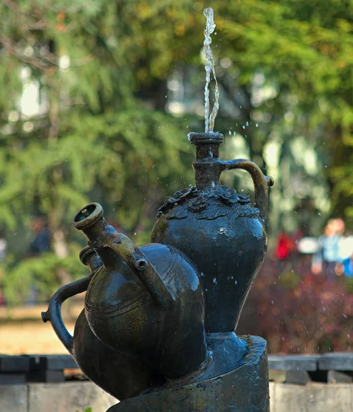 Fontaines faites comme des pots en marbre avec pulvérisation d'eau de l'un d'eux — Photo