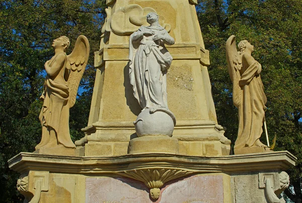 Estatuillas en monumento en la plaza Subotica, Serbia — Foto de Stock