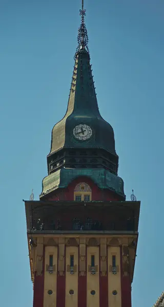 Topo da torre com um relógio em uma igreja católica — Fotografia de Stock