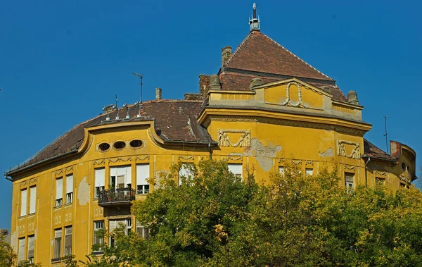 SUBOTICA, SERBIA - 13 de octubre de 2018 - Gran edificio amarillo antiguo — Foto de Stock