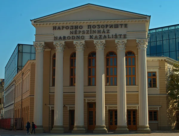 Vista frontal de un teatro nacional en Subotica, Serbia —  Fotos de Stock