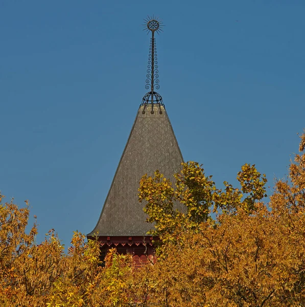 Torre quadrada velha tipo telhado em um edifício — Fotografia de Stock