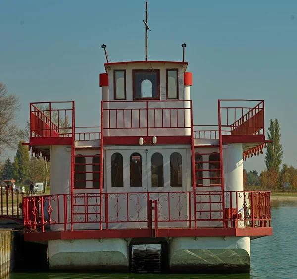 Frontansicht auf ein weißes und rotes Floß, das wie ein Boot aussieht — Stockfoto