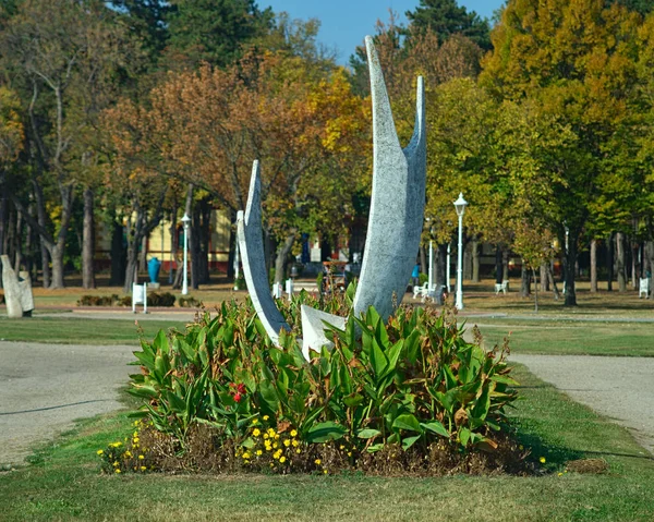 Närbild på monumentet vid strandpromenaden i Palic Lake, Serbien — Stockfoto