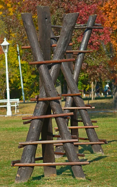 Giocattolo di arrampicata per bambini in legno nel parco pubblico — Foto Stock